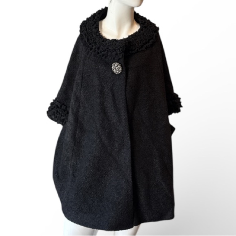 Iluvia 1978 Italy Wool Blend Textured Black Ornate Button Cape Size L/XL NWT - Picture 2 of 16